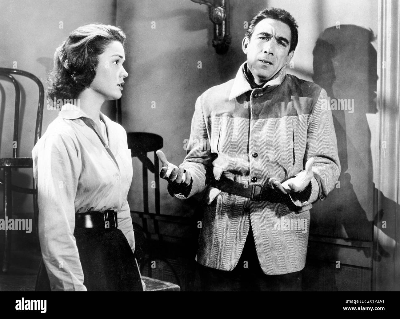 Kathryn Grant, Anthony Quinn, sur le plateau du film, 'The Wild Party', United Artists, 1956 Banque D'Images
