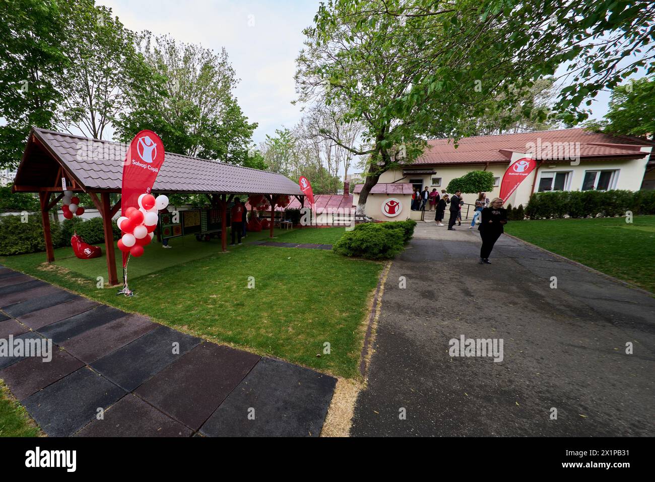 Bucarest, Roumanie. 17 avril 2024 : ouverture du Centre de jour pour les enfants réfugiés d'Ukraine dont les mères travaillent ou veulent trouver un emploi. Le centre est ouvert par la Fondation Save the Children Roumanie pour 40 enfants, âgés de 6 à 11 ans, et pour soutenir les mères réfugiées d'Ukraine afin qu'elles puissent laisser leurs enfants en toute sécurité pendant qu'elles sont au travail, compte tenu du fait que trois parents ukrainiens sur cinq ne pouvaient pas trouver d'emploi en Roumanie, la plupart d'entre eux invoquant la barrière de la langue ou la nécessité de s'occuper d'un membre de la famille. Depuis le déclenchement de la crise en Ukraine jusqu'à maintenant, Save t Banque D'Images