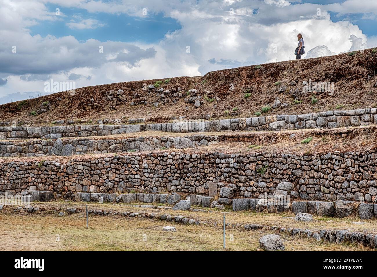 CUSCO, PÉROU - 1 OCTOBRE 2023 : une femme anonyme marche le long des murs de l'ancienne forteresse inca à Sacsayhuaman près de Cusco, au Pérou. Banque D'Images