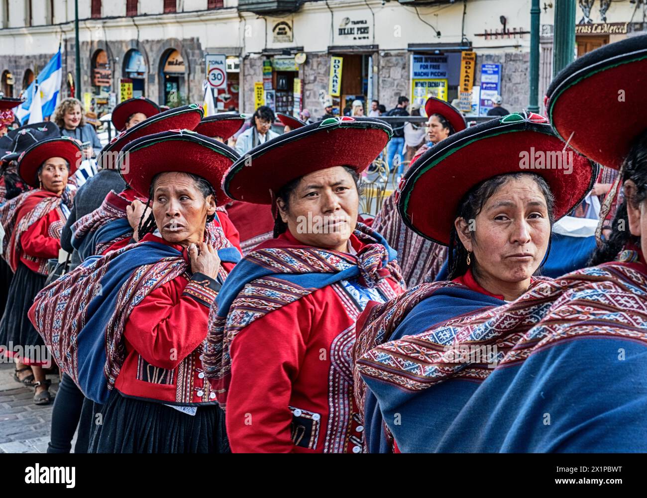 CUSCO, PÉROU - 29 SEPTEMBRE 2023 : un groupe de femmes se préparant à participer à un défilé de rue lors d'une célébration à Cusco, Pérou. Banque D'Images