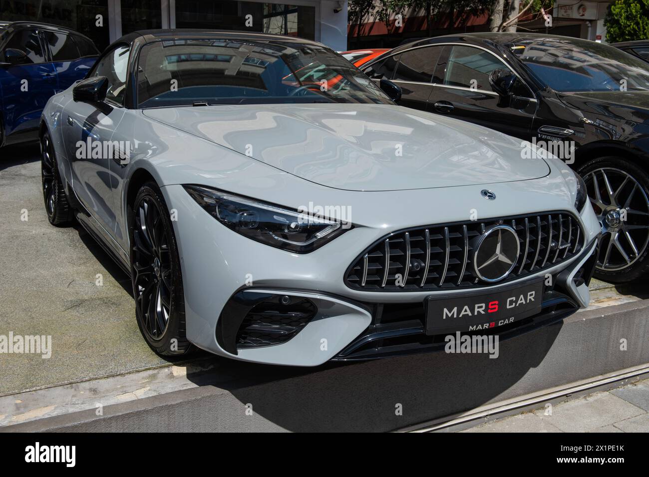 ISTANBUL, TURQUIE - 12 AVRIL 2024 : Mercedes Benz SL43 AMG dans le showroom. Banque D'Images