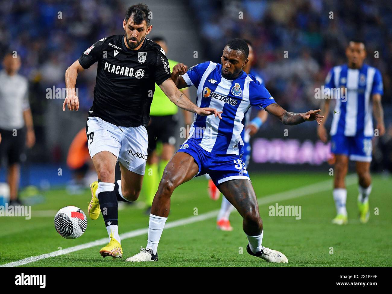 17 avril 2024 : Dragon Stadium, Porto, Porugal : TACA du Portugal demi-finale, FC Porto versus Victoria : Otávio Ataide de Porto défie Nélson Oliveira de Vitoria Banque D'Images