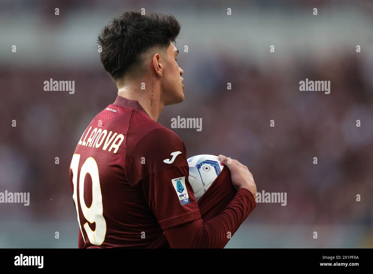 Turin, Italie. 13 avril 2024. Un tatouage sur le cou de Raoul Bellanova du Torino FC indique “Stil Rise” alors qu’il nettoie le ballon avant de prendre un lancer lors du match de Serie A au Stadio Grande Torino, Turin. Le crédit photo devrait se lire : Jonathan Moscrop/Sportimage crédit : Sportimage Ltd/Alamy Live News Banque D'Images