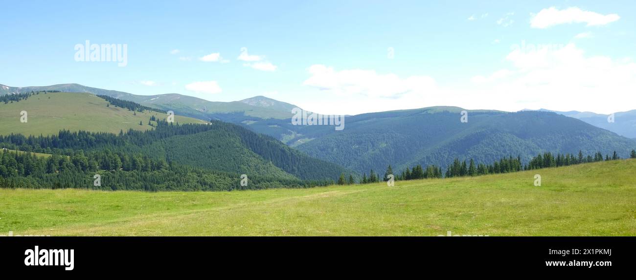 Montagnes pittoresques par jour ensoleillé, design de bannière Banque D'Images