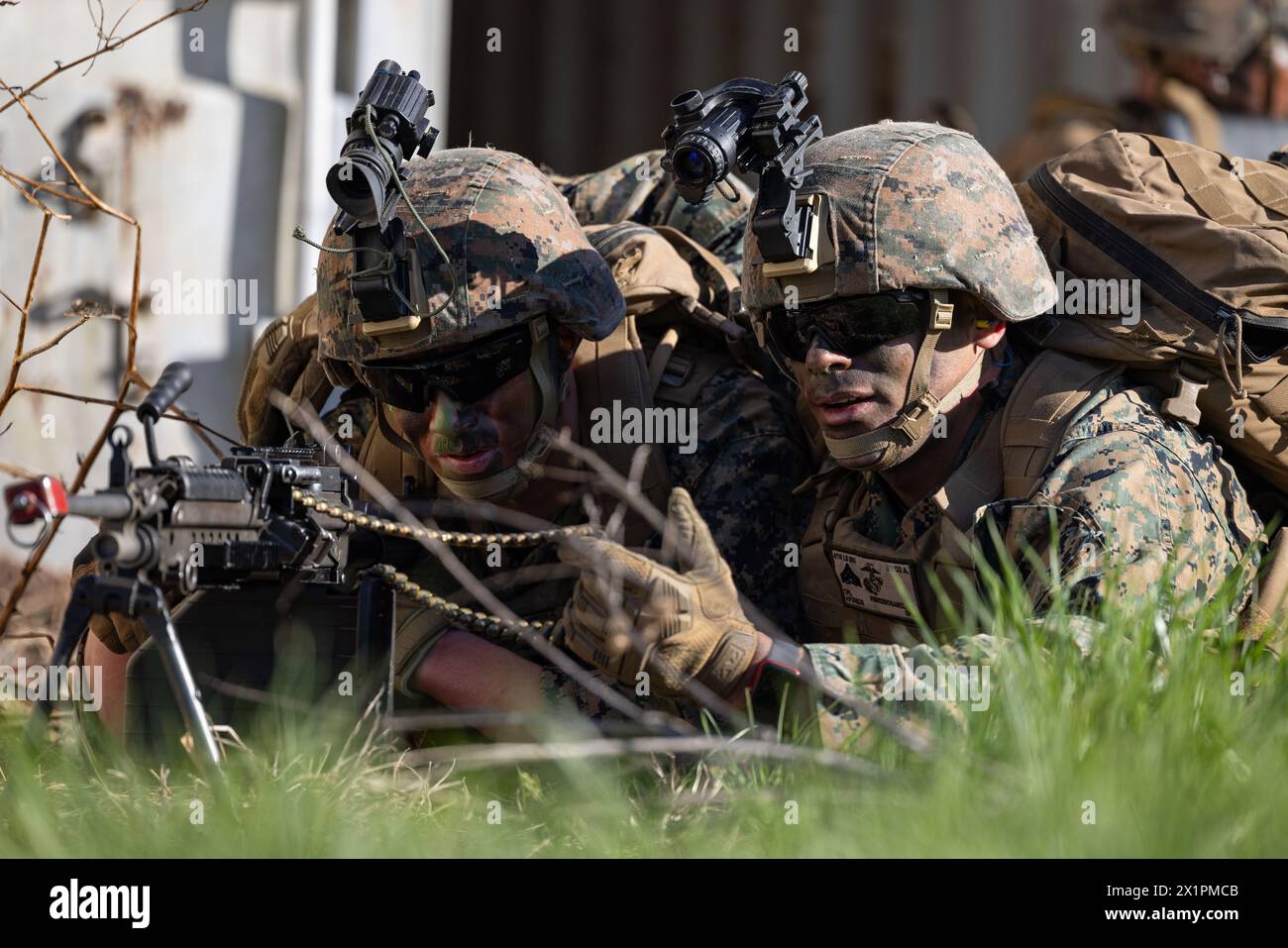 Les Marines des États-Unis, Alpha Company, 4e bataillon d'application de la loi, 4e division des Marines, assurent la sécurité lors d'un exercice d'entraînement sur le terrain au Camp Atterbury, Indiana, le 13 avril 2024. Cet exercice incluait la Garde nationale de l'Armée de terre, augmentant l'interopérabilité entre les forces de réserve, tant dans l'air qu'au sol, alors que les Marines travaillaient à l'assaut aérien et aux opérations sur le terrain. (Photo du corps des Marines des États-Unis par le caporal Juan Diaz) Banque D'Images