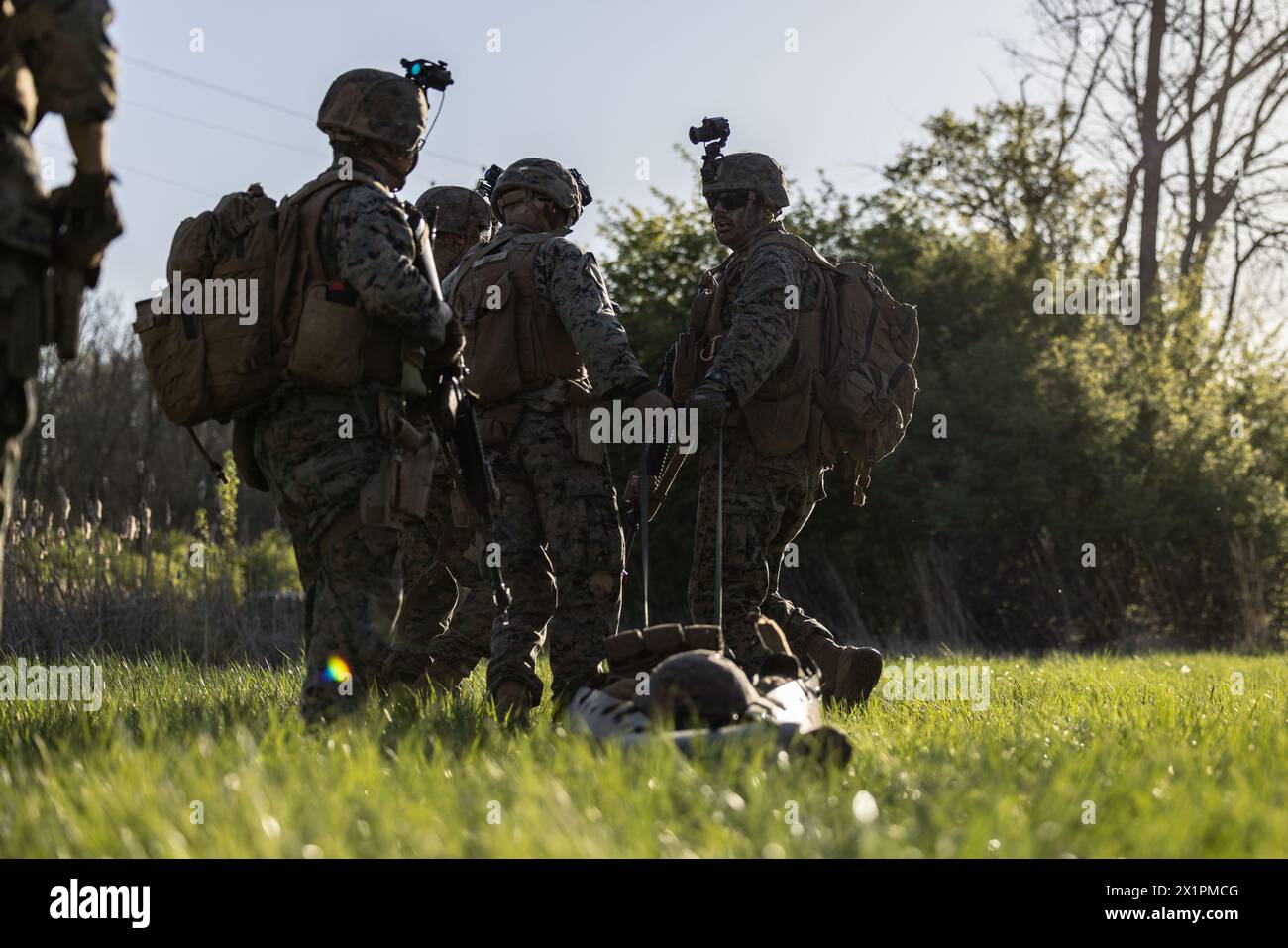 Les Marines des États-Unis, Alpha Company, 4e bataillon d'application de la loi, 4e division des Marines, escortent une victime simulée lors d'un exercice d'entraînement sur le terrain au Camp Atterbury, Indiana, le 13 avril 2024. Cet exercice incluait la Garde nationale de l'Armée de terre, augmentant l'interopérabilité entre les forces de réserve, tant dans l'air qu'au sol, alors que les Marines travaillaient à l'assaut aérien et aux opérations sur le terrain. (Photo du corps des Marines des États-Unis par le caporal Juan Diaz) Banque D'Images