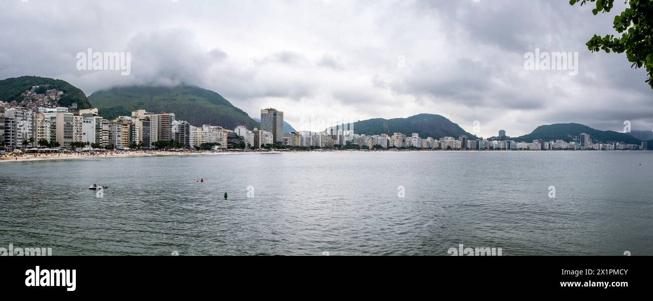 Une vue panoramique de la plage de Copacabana, Rio de Janeiro, Brésil. Banque D'Images
