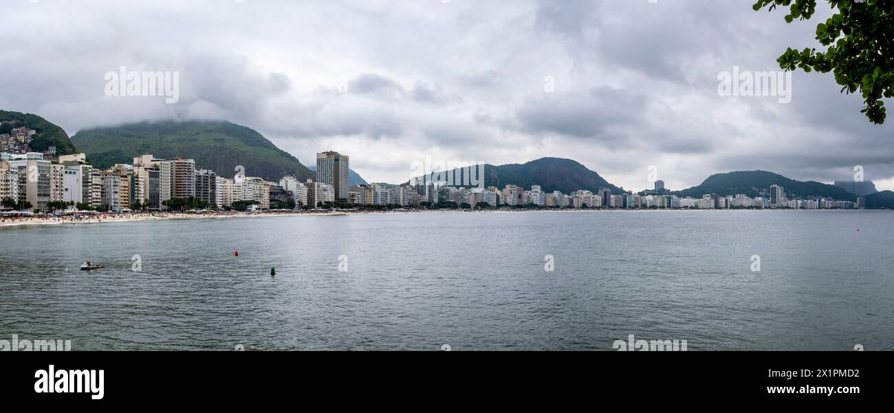 Une vue panoramique de la plage de Copacabana, Rio de Janeiro, Brésil. Banque D'Images