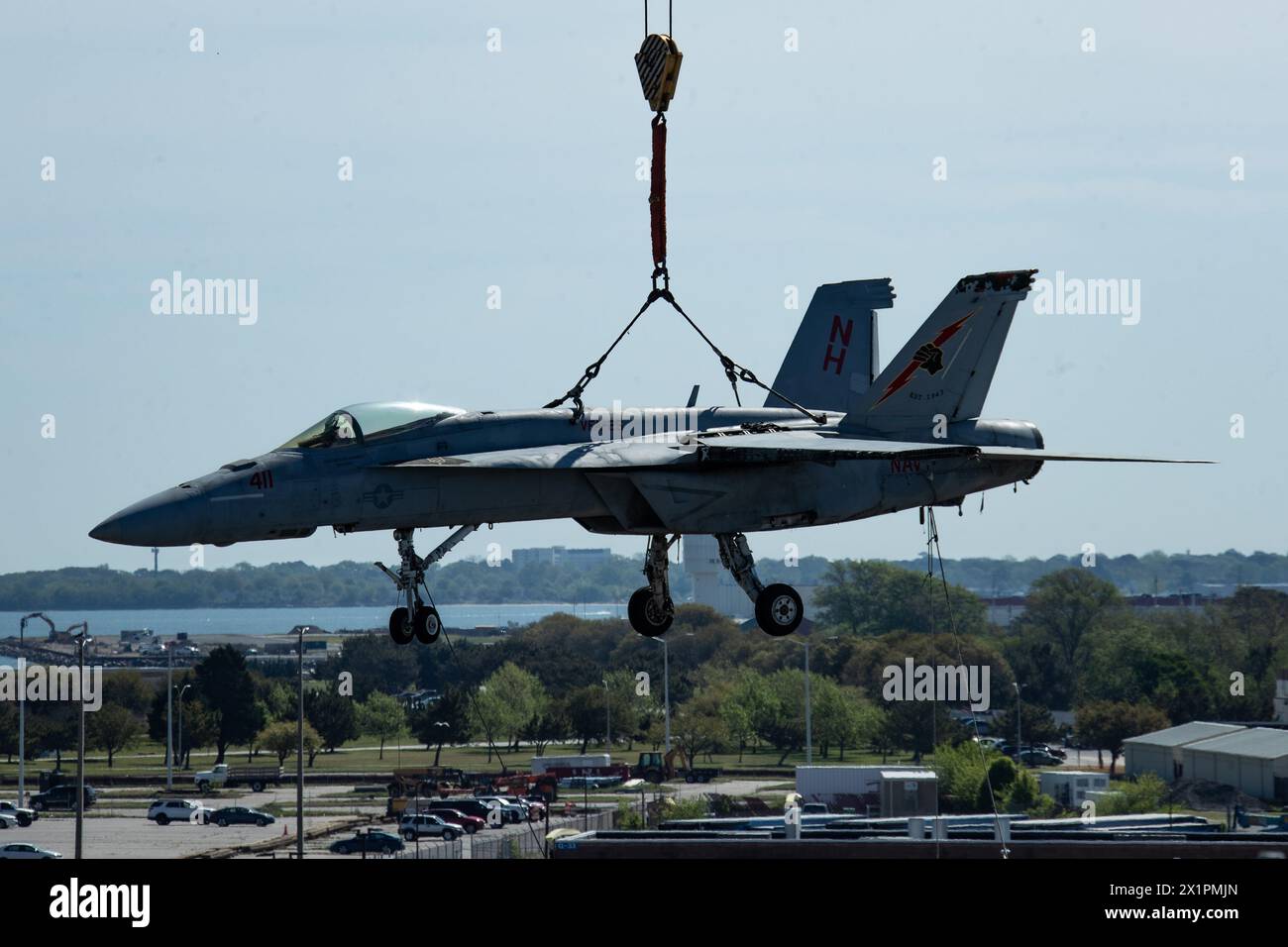NORFOLK, Virginie (15 avril 2024) Une grue exploitée par Naval Facilities Engineering Systems Command soulève un avion d'entraînement utilisé pour des exercices de contrôle des dommages aériens sur le pont d'envol du plus grand porte-avions du monde, USS Gerald R. Ford (CVN 78), le 15 avril 2024. Ford effectue actuellement l'entretien de routine sur le quai de la base navale de Norfolk. (Photo de l'US Navy par Maxwell Orlosky, spécialiste des communications de masse, 3e classe) Banque D'Images