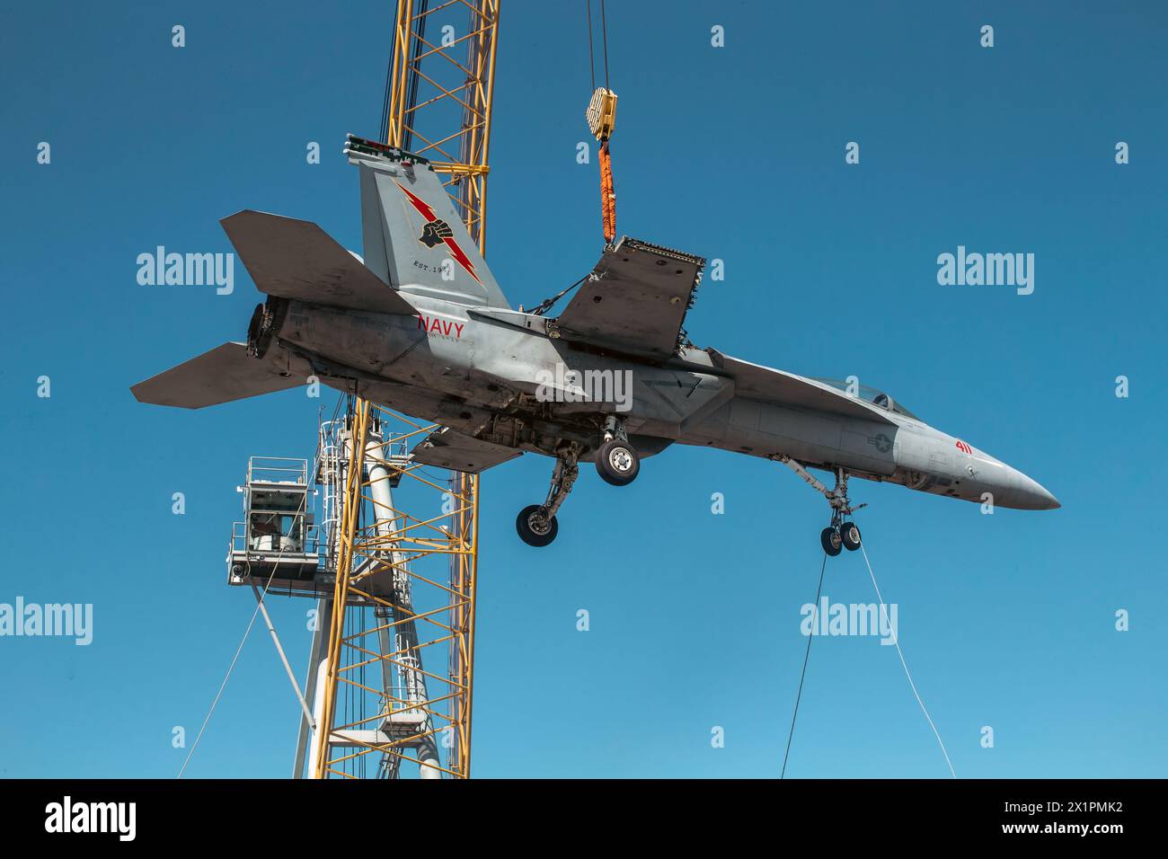 NORFOLK, Virginie (15 avril 2024) Une grue exploitée par Naval Facilities Engineering Systems Command soulève un aéronef d'entraînement utilisé pour des exercices de contrôle des dommages aériens sur le pont d'envol du plus grand porte-avions du monde, USS Gerald R. Ford (CVN 78), le 15 avril 2024, Ford effectue actuellement l'entretien de routine sur le quai de la base navale de Norfolk. (Photo de l'US Navy par Gladjimi Balisage, spécialiste des communications de masse) Banque D'Images