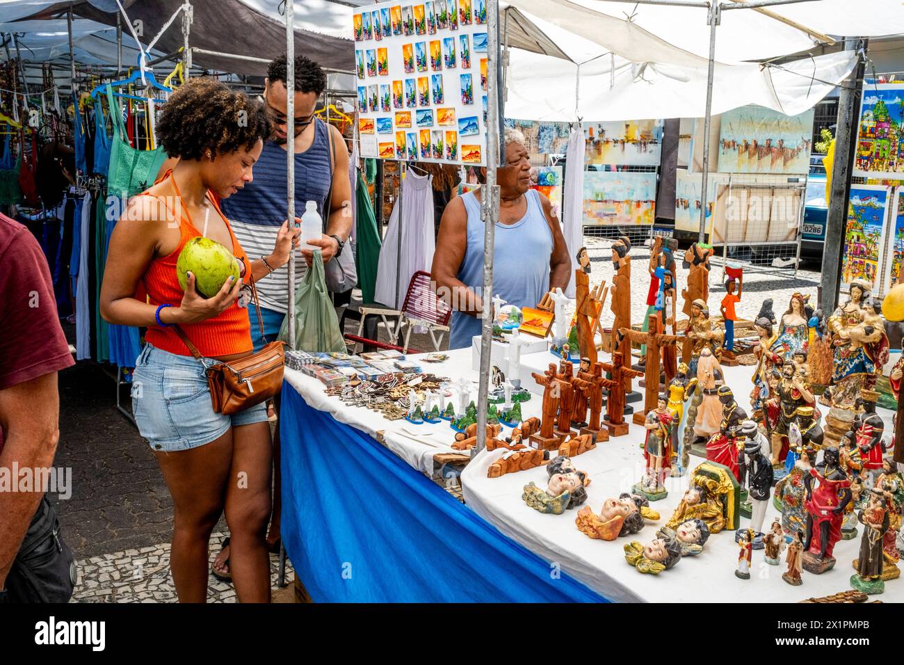 Le marché du dimanche d'Ipanema (foire hippie), Rio de Janeiro, État de Rio de Janeiro, Brésil. Banque D'Images