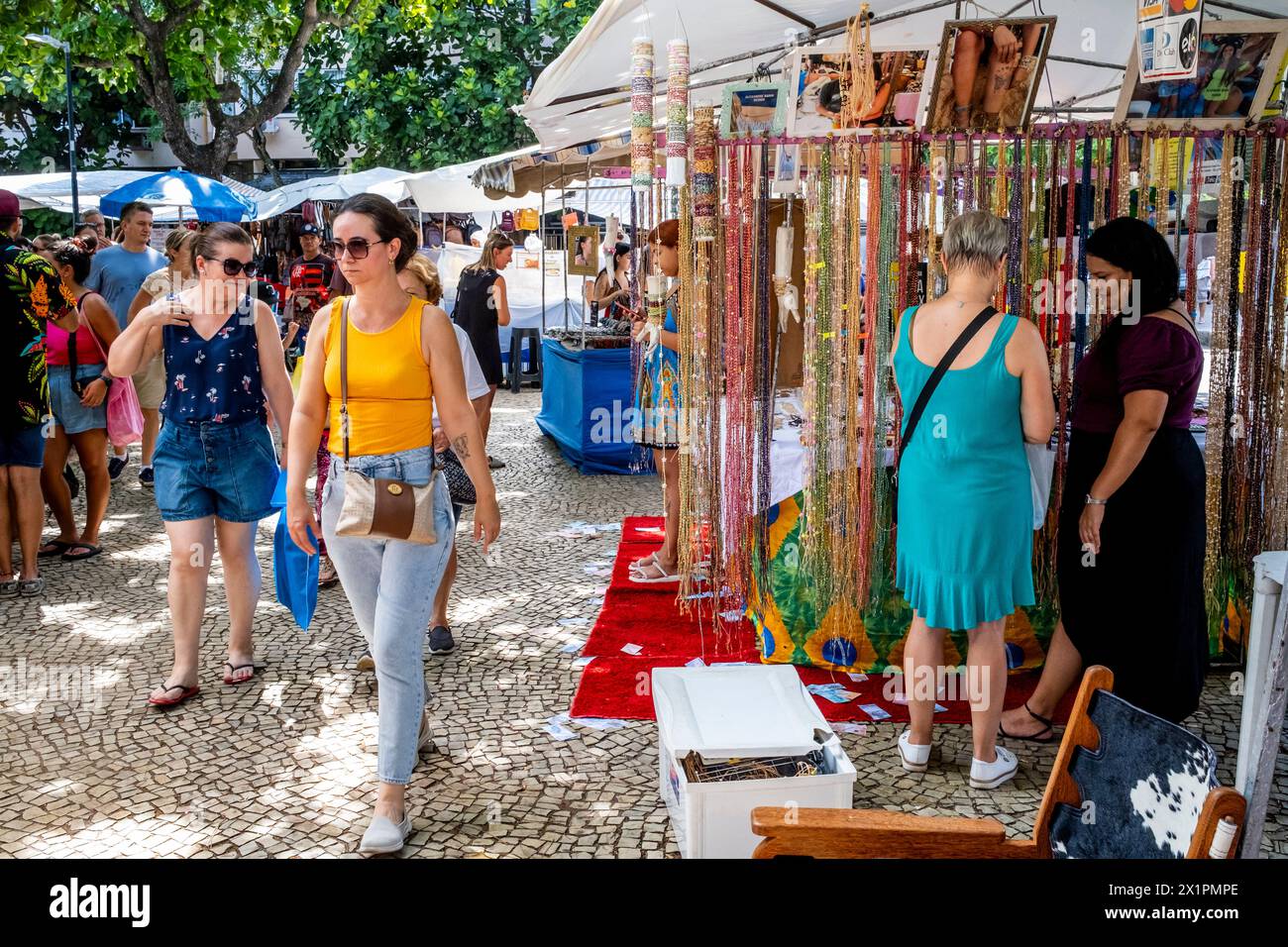 Le marché du dimanche d'Ipanema (foire hippie), Rio de Janeiro, État de Rio de Janeiro, Brésil. Banque D'Images