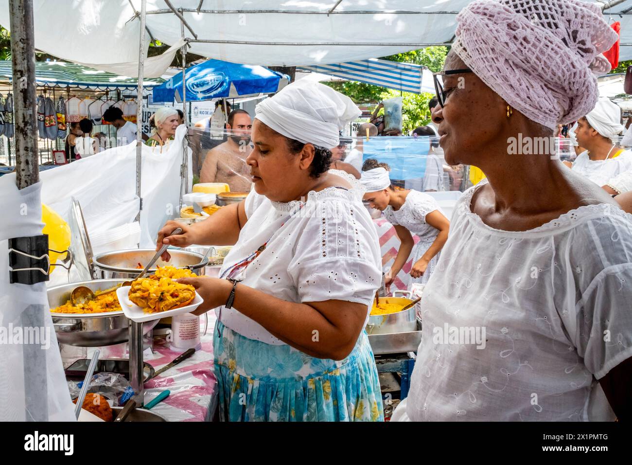 Les femmes brésiliennes en costume traditionnel servent de la nourriture dans Un café au marché du dimanche d'Ipanema (foire hippie), Rio de Janeiro, État de Rio de Janeiro, Brésil. Banque D'Images