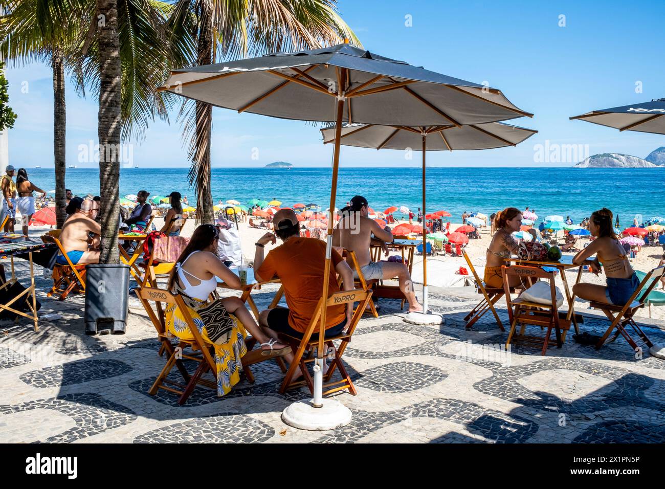 Visiteurs assis dans un café / bar en plein air sur la plage d'Ipanema, Ipanema, Rio de Janeiro, Brésil. Banque D'Images
