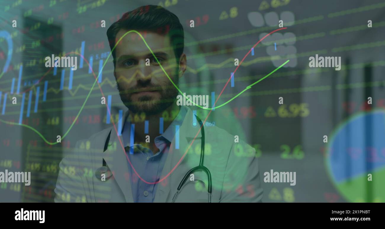 Médecin masculin caucasien examinant les tendances boursières à l'écran Banque D'Images