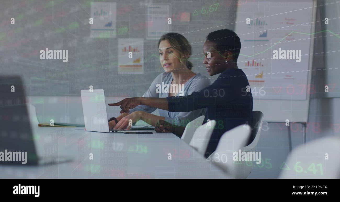 Des collègues caucasiens et afro-américains regardent un ordinateur portable Banque D'Images