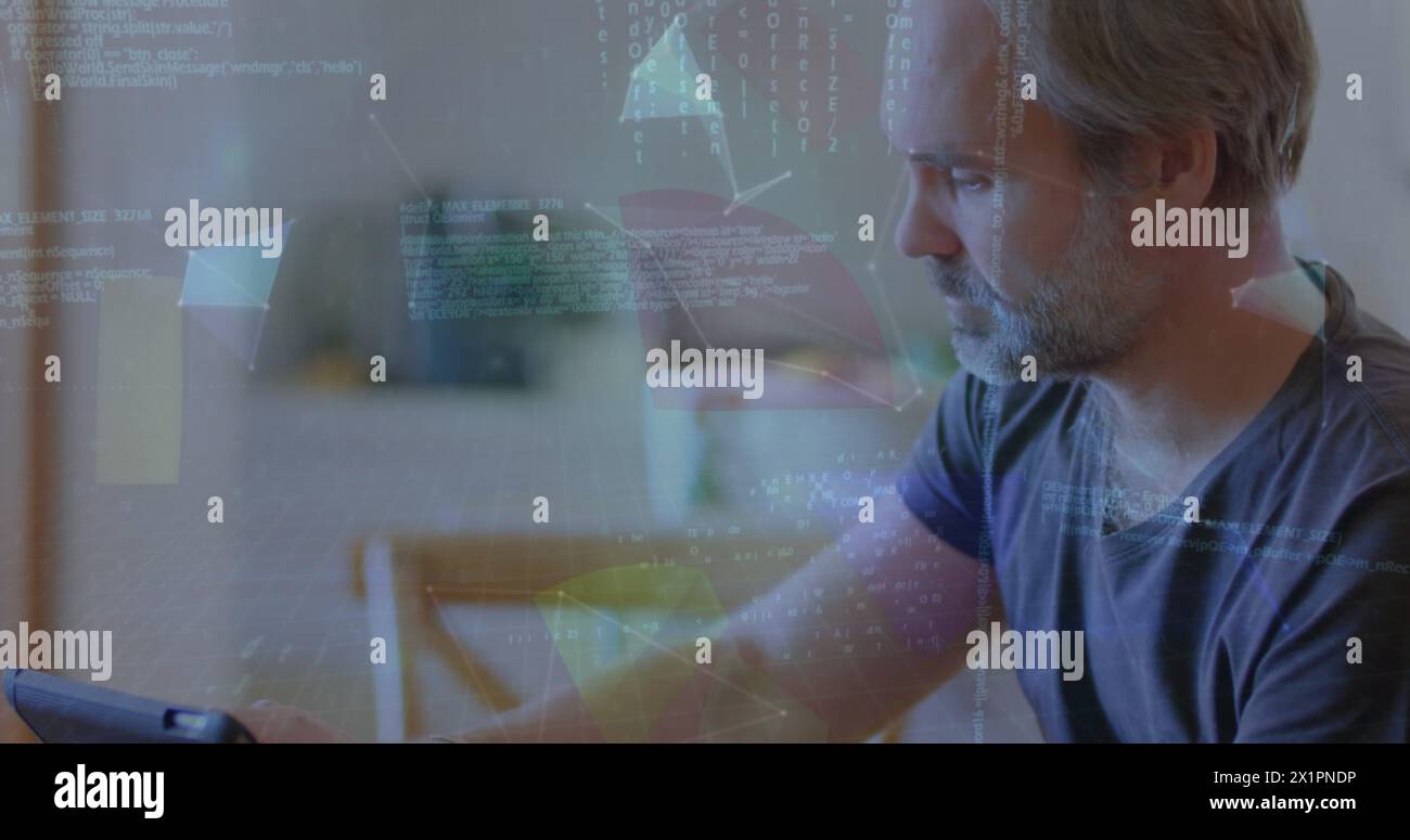 Homme caucasien d'âge moyen, regardant un smartphone Banque D'Images