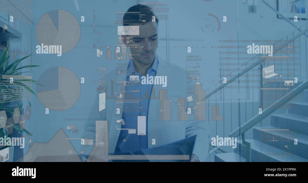 Chef masculin caucasien portant une chemise bleue et un tablier, cuisine Banque D'Images