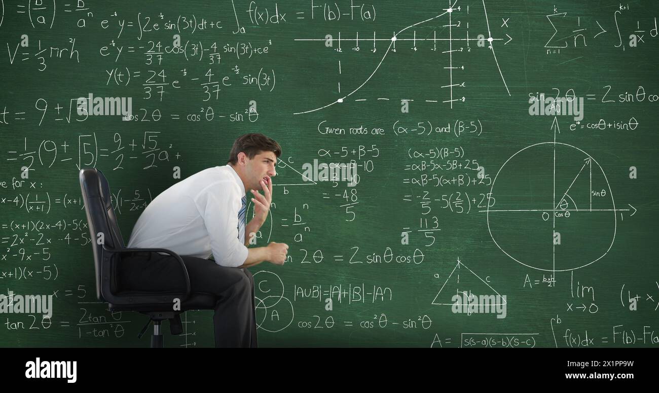 Un garçon caucasien réfléchit aux équations mathématiques sur un tableau noir Banque D'Images