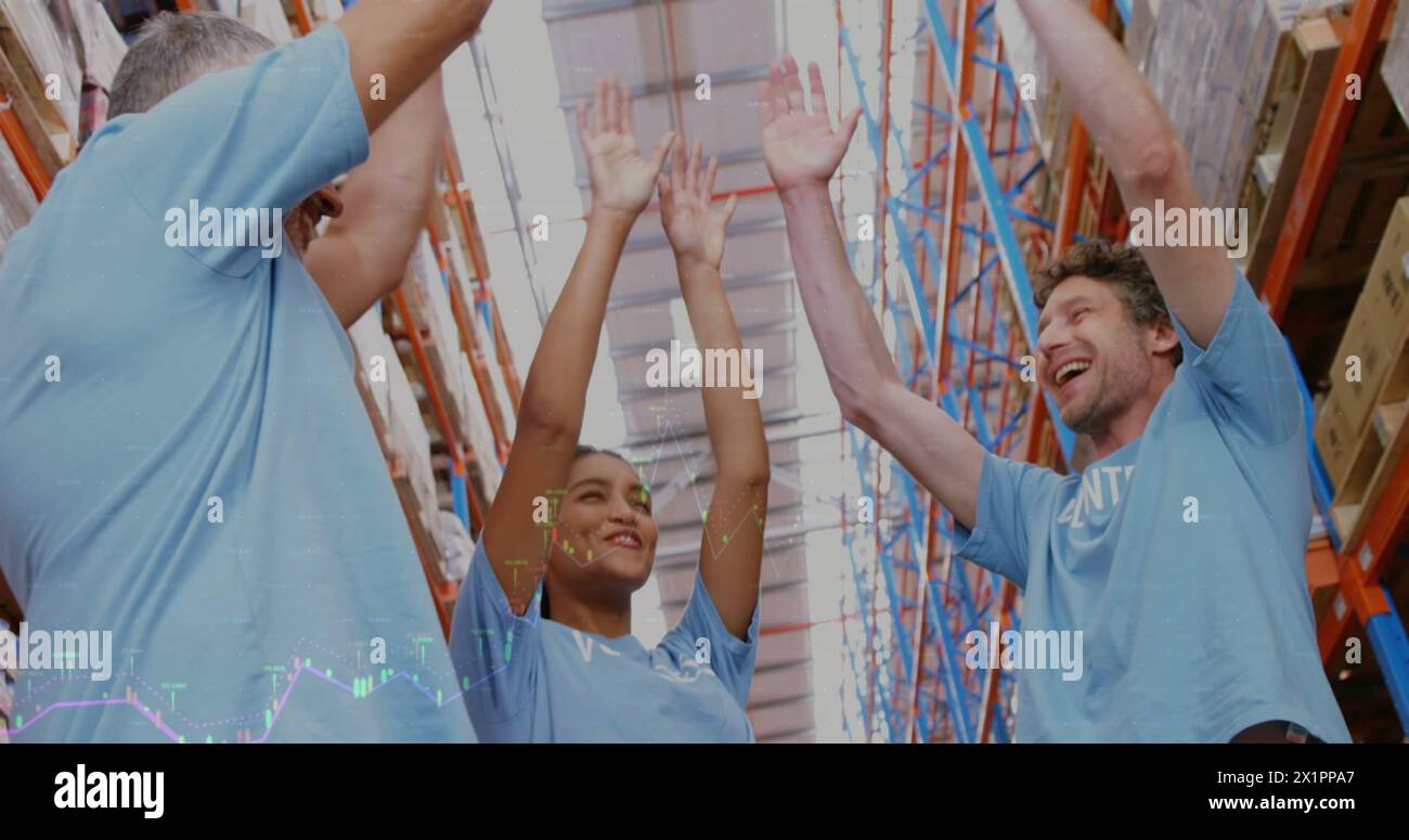 Collègue hispanique et deux collègues caucasiens célébrant Banque D'Images