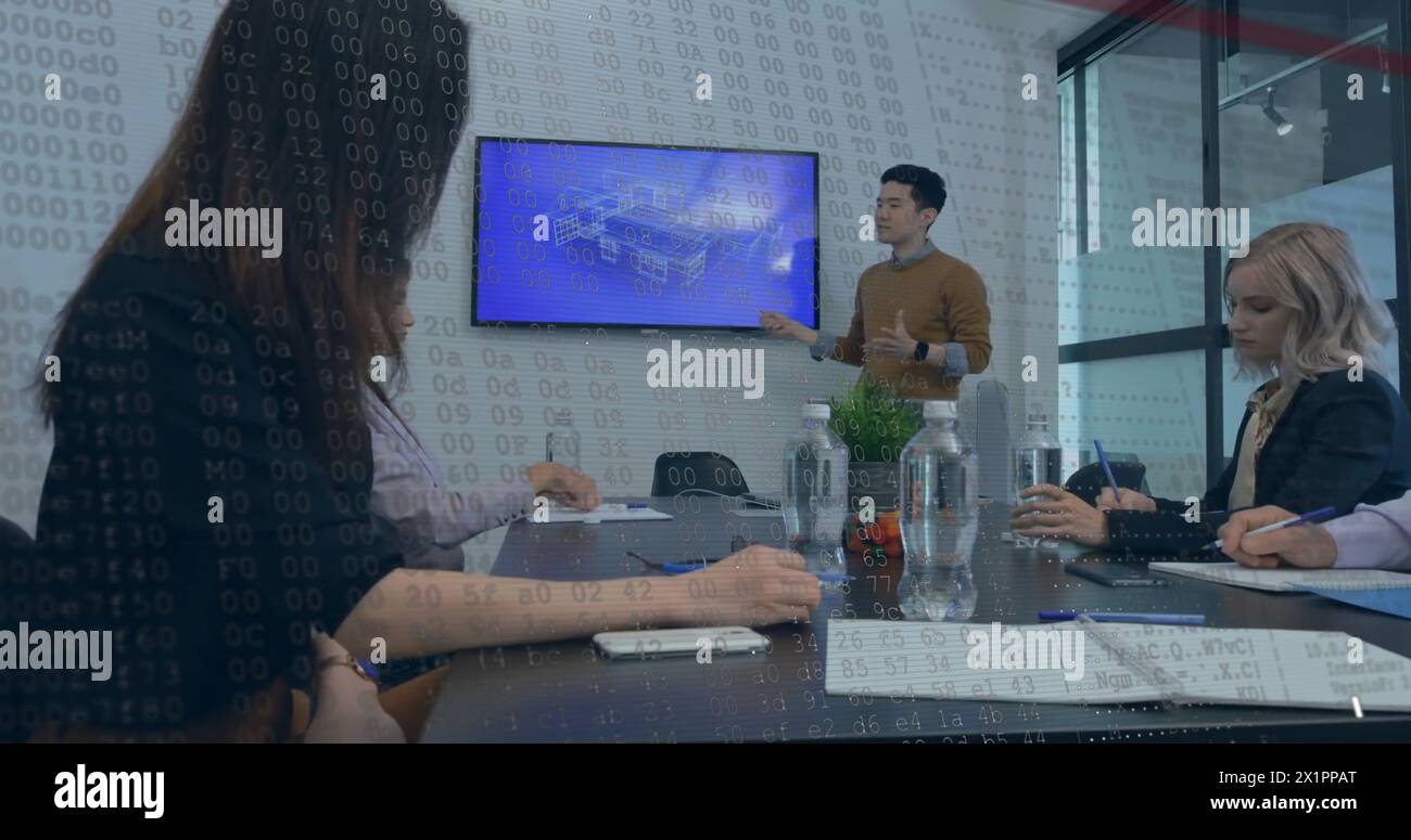 Une équipe diversifiée se réunit, avec un homme qui présente sur un écran Banque D'Images