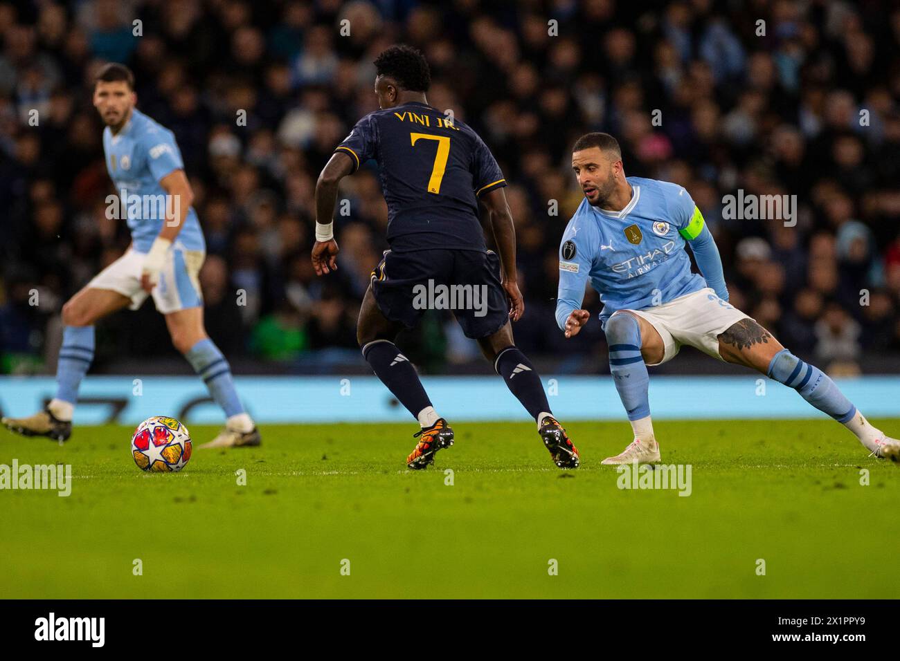 Vinicius Junior #7 du Real Madrid et Kyle Walker #2 de Manchester City en action lors du match de 2e partie de finale de l'UEFA Champions League entre Manchester City et le Real Madrid au stade Etihad de Manchester le mercredi 17 avril 2024. (Photo : Mike Morese | mi News) crédit : MI News & Sport /Alamy Live News Banque D'Images