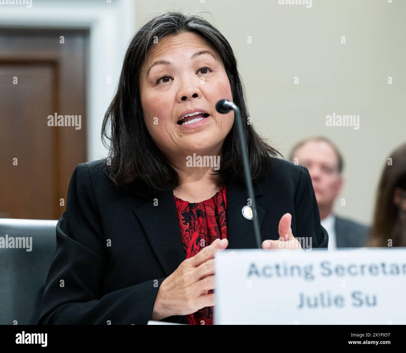 Washington, États-Unis. 17 avril 2024. Julie Su, secrétaire par intérim au travail, s'exprimant lors d'une audition du sous-comité du Comité des crédits de la Chambre sur le travail, la santé et les services sociaux, l'éducation et les agences connexes au Capitole des États-Unis. Crédit : SOPA images Limited/Alamy Live News Banque D'Images