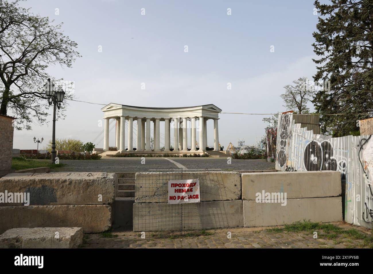 Odessa, Ukraine. 17 avril 2024. Vue sur la Colonnade Vorontsov et la clôture en béton limitant le libre passage au bout du boulevard Prymorskyi. Le palais Vorontsov est un palais et une colonnade du XIXe siècle à Odessa, en Ukraine, au bout de la passerelle piétonne du boulevard Prymorskyi est fermée au public depuis le début de l'invasion à grande échelle de la Fédération de Russie sur le territoire de l'Ukraine. Crédit : SOPA images Limited/Alamy Live News Banque D'Images