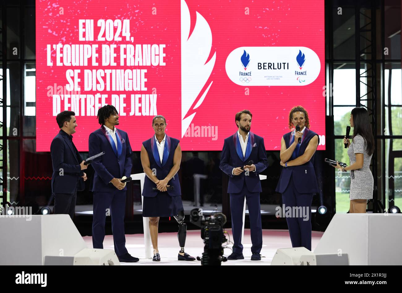 Paris, France. 17 avril 2024. Les athlètes français présentent les tenues de la cérémonie d’ouverture des Jeux Olympiques de Paris 2024 lors d’une cérémonie célébrant les 100 jours du compte à rebours des Jeux Olympiques de Paris 2024 au Grand Palais Ephémère à Paris, France, le 17 avril 2024. Crédit : Gao Jing/Xinhua/Alamy Live News Banque D'Images