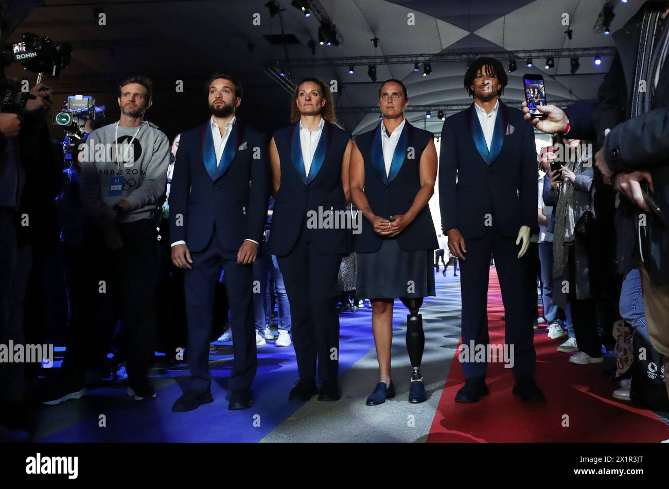 Paris, France. 17 avril 2024. Les athlètes français présentent les tenues de la cérémonie d’ouverture des Jeux Olympiques de Paris 2024 lors d’une cérémonie célébrant les 100 jours du compte à rebours des Jeux Olympiques de Paris 2024 au Grand Palais Ephémère à Paris, France, le 17 avril 2024. Crédit : Gao Jing/Xinhua/Alamy Live News Banque D'Images