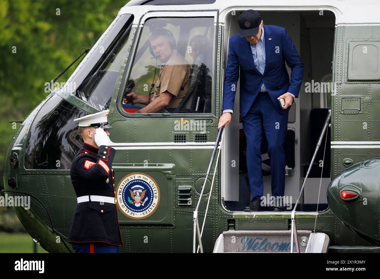 Le président des États-Unis Joe Biden débarque de Marine One après avoir atterri sur la pelouse sud de la Maison Blanche à Washington, DC, États-Unis, le mercredi 17 avril, 2024. L'administration Biden a réimposé les sanctions pétrolières contre le Venezuela, mettant fin à un sursis de six mois, après avoir déterminé que le régime de Nicolas Maduro n'avait pas respecté un accord pour permettre un vote plus équitable lors des élections prévues pour juillet. Crédit : Ting Shen / Pool via CNP / MediaPunch Banque D'Images