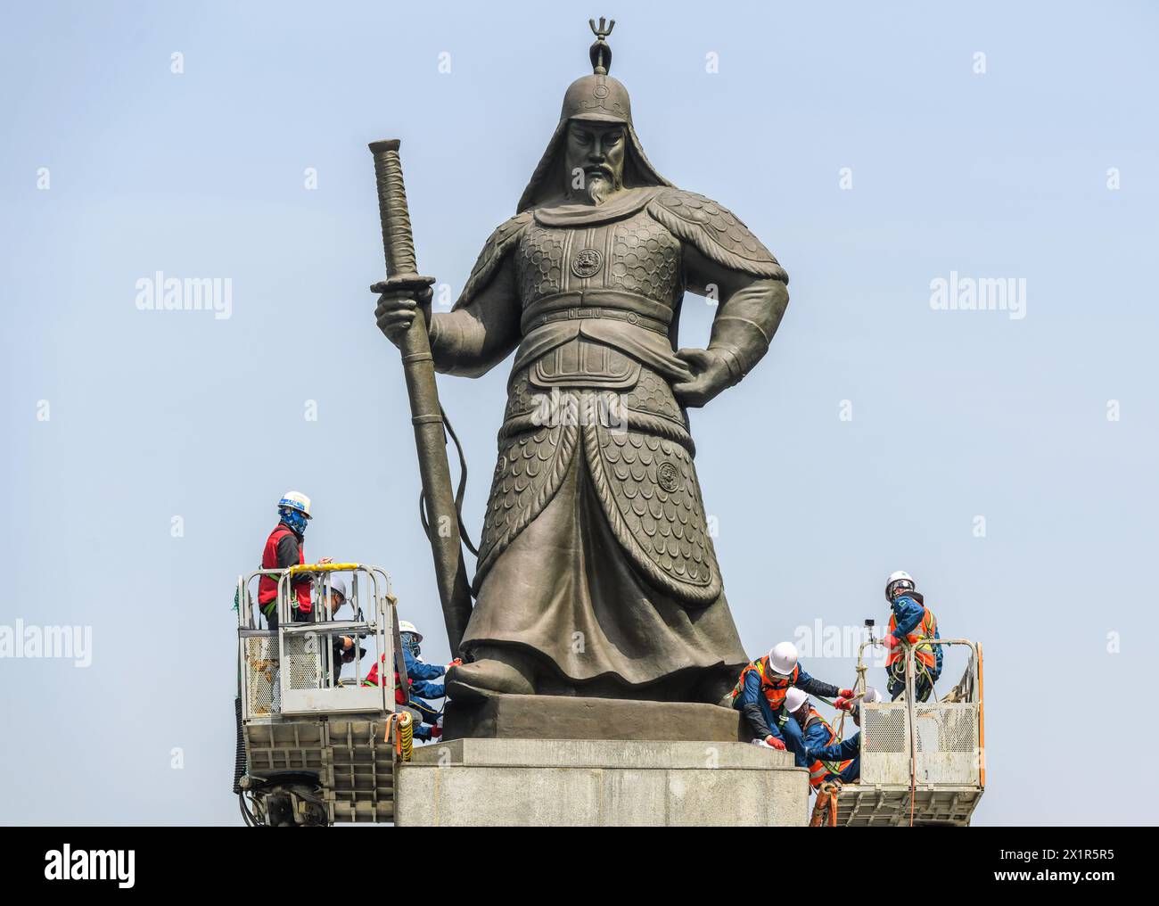 Séoul, Corée du Sud. 17 avril 2024. Les ouvriers nettoient la statue de l'amiral coréen Yi Sun-sin sur la place Gwanghwamun dans le centre-ville de Séoul. Yi Sun-sin (28 avril 1545 - 16 décembre 1598) est un amiral coréen et héros national qui a joué un rôle important dans la défaite de l'invasion japonaise de la Corée dans les années 1590 Crédit : SOPA images Limited/Alamy Live News Banque D'Images