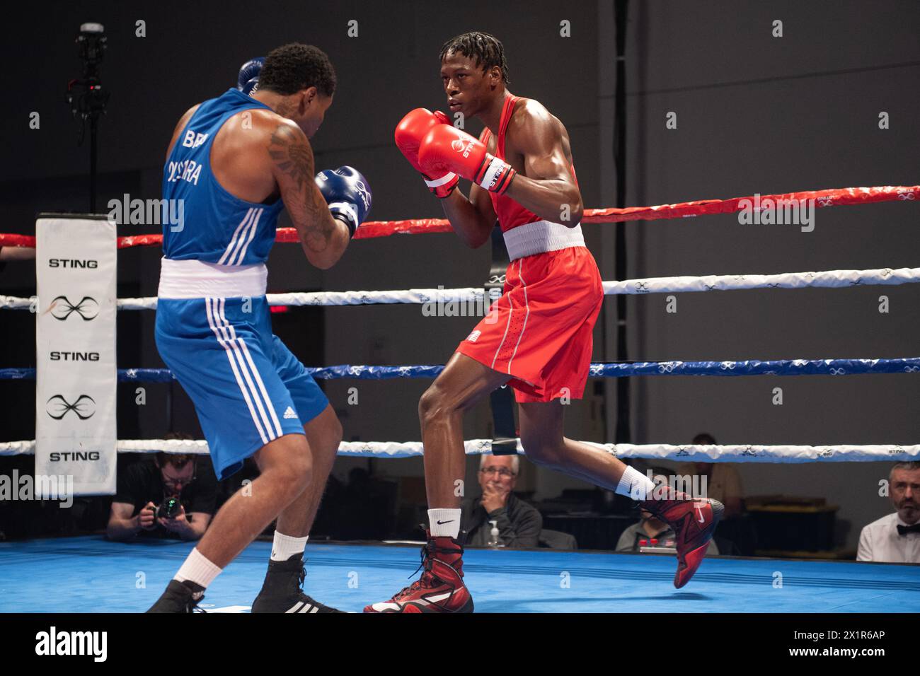 Pueblo, Colorado, États-Unis. 17 avril 2024. Keon Davis, des États-Unis (Rouge), bat Wanderson de Oliveira, du Brésil, dans un combat préliminaire masculin de 71 kg. Crédit : Casey B. Gibson/Alamy Live News Banque D'Images