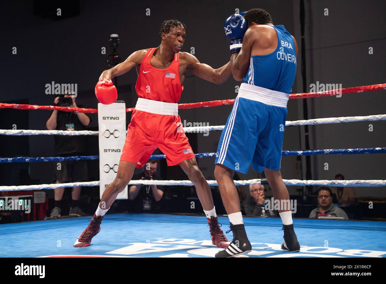 Pueblo, Colorado, États-Unis. 17 avril 2024. Keon Davis, des États-Unis (Rouge), bat Wanderson de Oliveira, du Brésil, dans un combat préliminaire masculin de 71 kg. Crédit : Casey B. Gibson/Alamy Live News Banque D'Images