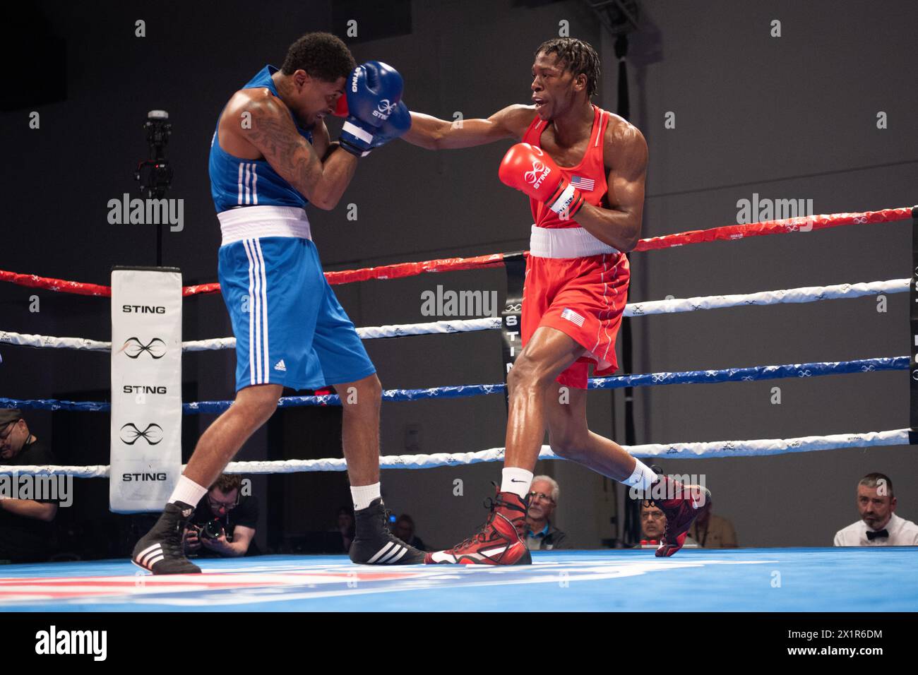 Pueblo, Colorado, États-Unis. 17 avril 2024. Keon Davis, des États-Unis (Rouge), bat Wanderson de Oliveira, du Brésil, dans un combat préliminaire masculin de 71 kg. Crédit : Casey B. Gibson/Alamy Live News Banque D'Images