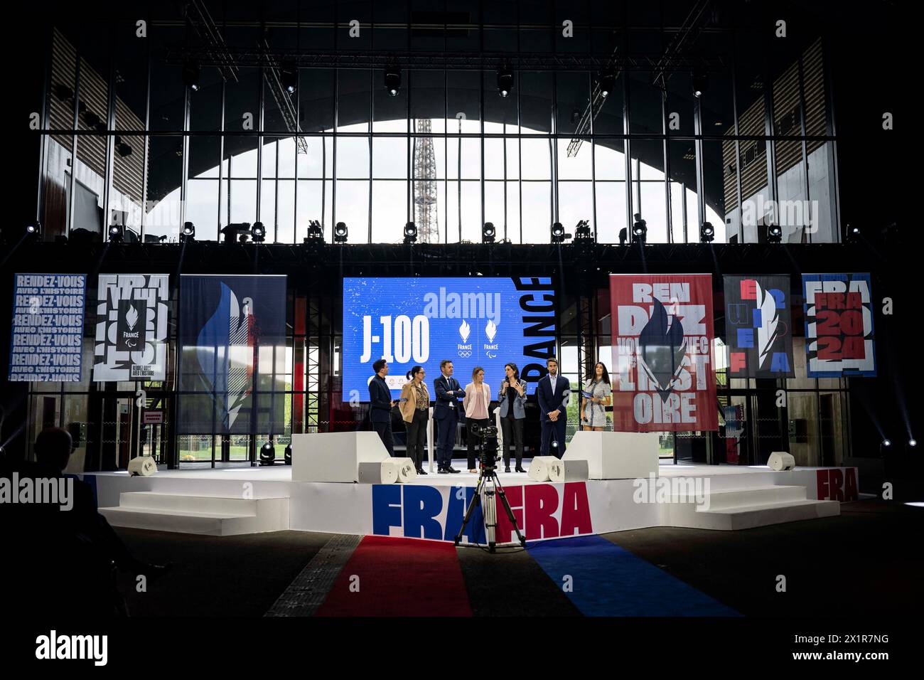 Ministre des Sports et des Jeux Olympiques et Paralympiques de France, Amélie Oudea-Castera et président du comité d'organisation des Jeux Olympiques et Paralympiques 'Paris 2024', Tony Estanguet et résident du comité national Olympique et sportif français, David Lappartient et président du comité paralympique et sportif français, Marie-Amélie le fur lors de la présentation officielle des tenues des athlètes français pour la cérémonie d'ouverture des Jeux Olympiques et Paralympiques de Paris 2024 prévue sur la Seine à Paris, France, le 26 juillet. Photo Eliot Blondet/ABACAPRESS.COM Banque D'Images