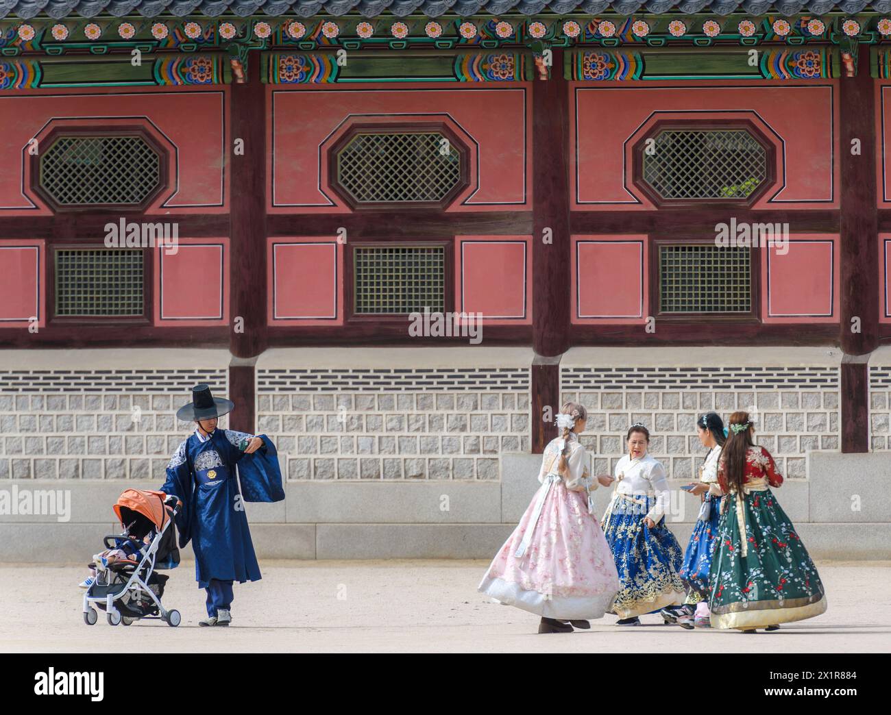 Séoul, Corée du Sud. 17 avril 2024. Les touristes portant le hanbok traditionnel coréen visitent le palais de Gyeongbokgung, le palais royal de la dynastie Joseon (1392-1910), à Séoul. Le palais de Gyeongbokgung a été construit trois ans après que la dynastie Joseon (1392-1910), situé au nord de la place Gwanghwamun, a été fondée et a servi de palais royal. Gyeongbokgung Palace est situé dans le centre de la capitale de la Corée. Crédit : SOPA images Limited/Alamy Live News Banque D'Images