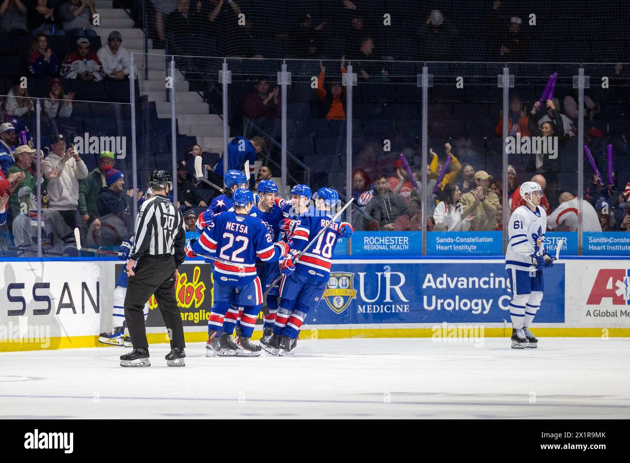 17 avril 2024 : les joueurs des Rochester Americans célèbrent un but en première période contre les Marlies de Toronto. Les Américains de Rochester ont accueilli les Marlies de Toronto dans un match de la Ligue américaine de hockey au Blue Cross Arena de Rochester, New York. (Jonathan Tenca/CSM) Banque D'Images