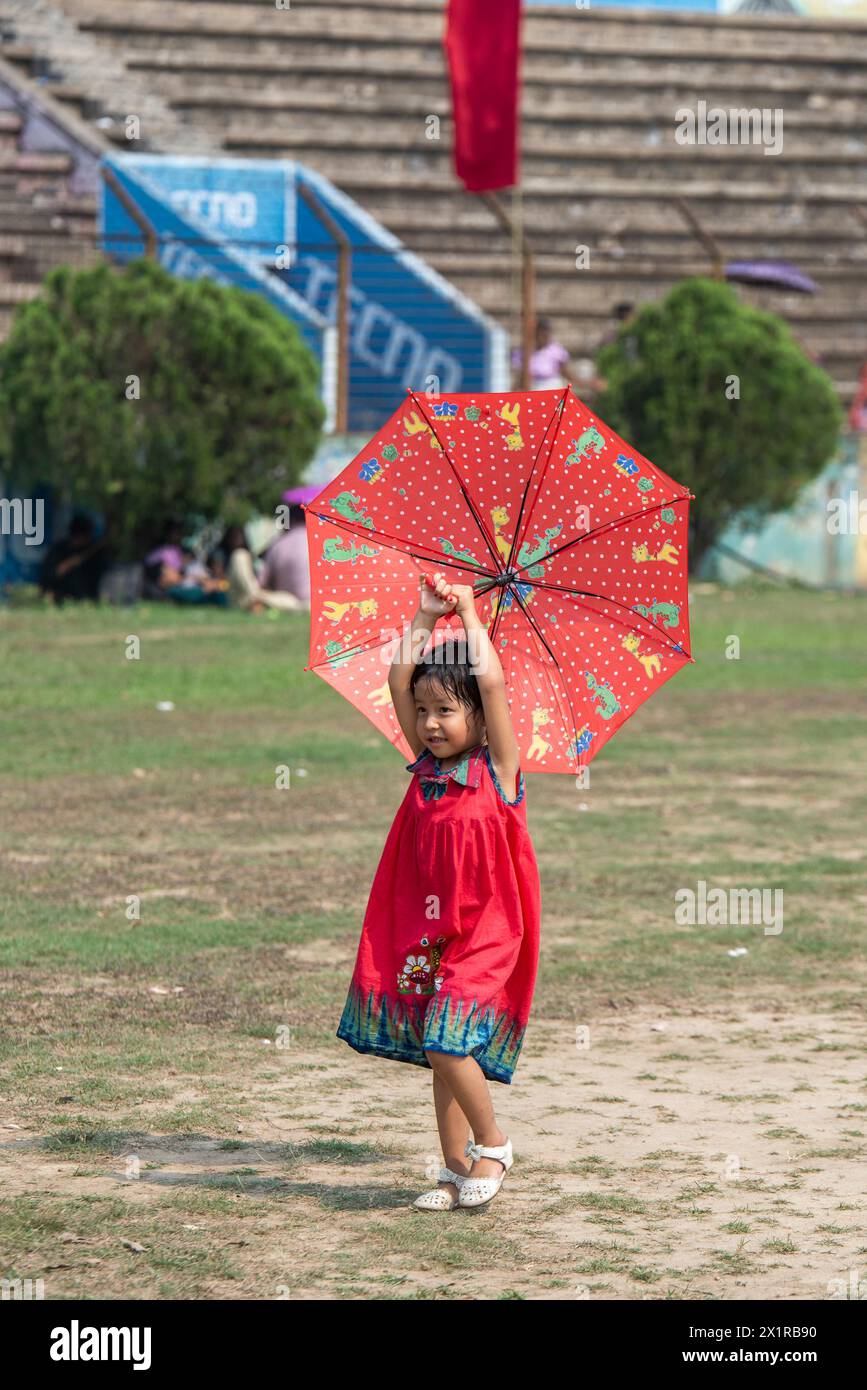 16 avril 2024, Rangamati, Chattogram, Bangladesh : le Festival Baisabi des collines s'est terminé avec le Sangrai ou festival de l'eau de la communauté Marma à Rangamati. La tristesse et la tristesse de la vieille année sont emportées et la nouvelle année est accueillie à travers ce festival de l'eau. Festival de l'eau de Sangrai étant le principal événement social de Marmas, le festival de Sangrai est célébré avec grande pompe par la communauté Marma. Bien que le festival de Baisabi se termine par le festival de l'eau au stade Rangamati Ching HLA Mong mari, le festival de Baisabi se poursuivra jusqu'à la fin avril dans les zones reculées de la hil Banque D'Images