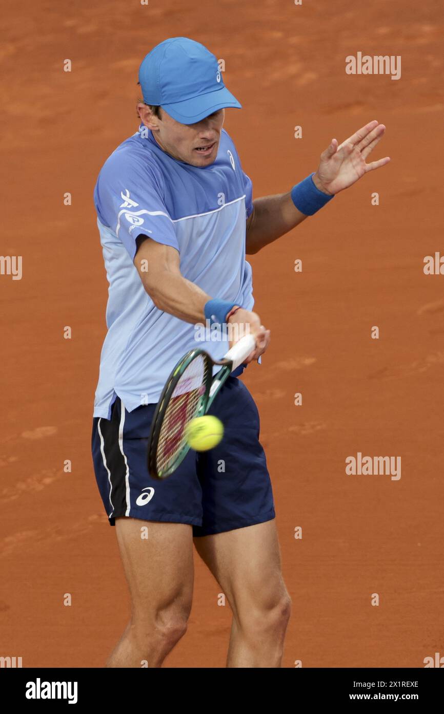 Alex de Minaur, d’Australie, lors de son match de deuxième tour contre Rafael Nadal, d’Espagne, le jour 3 de l’Open Banc Sabadell de Barcelone, ATP 500, tournoi de tennis au Real Club de Tenis Barcelona, le 17 avril 2024 à Barcelone, Espagne Banque D'Images