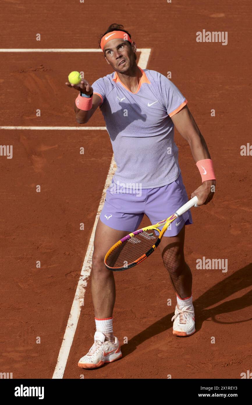 Rafael Nadal, d’Espagne, lors de son match de deuxième tour contre Alex de Minaur, d’Australie, le jour 3 de l’Open Banc Sabadell de Barcelone, ATP 500, tournoi de tennis au Real Club de Tenis Barcelona, le 17 avril 2024 à Barcelone, Espagne Banque D'Images