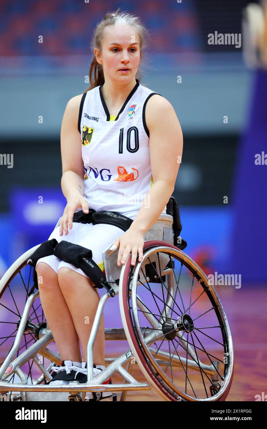 Osaka, Japon. 17 avril 2024. Lisa Bergenthal (GER) basket-ball en fauteuil roulant : tournoi de repêchage féminin IWBF 2024 pour les Jeux paralympiques de Paris 2024, match de ronde préliminaire entre l'Allemagne et la Thaïlande à l'Asue Arena Osaka à Osaka, Japon . Crédit : Naoki Nishimura/AFLO SPORT/Alamy Live News Banque D'Images