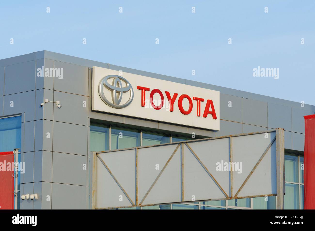 Tyumen, Russie-02 mars 2024 : logo Toyota signe contre ciel bleu. Mise au point sélective Banque D'Images