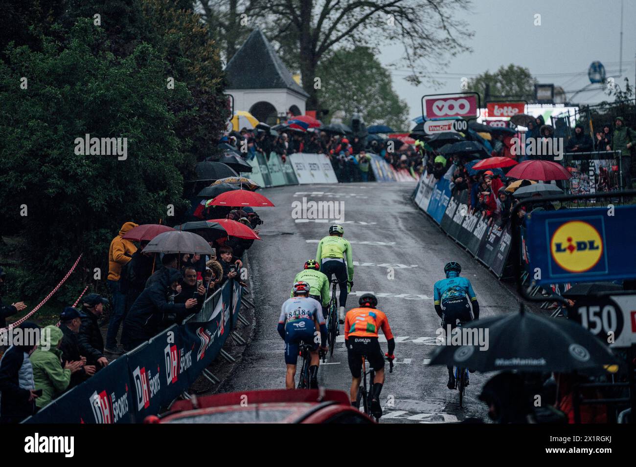 Huy, Belgique. 17 avril 2024. Photo par Zac Williams/SWpix.com - 17/04/2024 - cyclisme - 2024 flèche Wallone - The Breakaway. Crédit : SWpix/Alamy Live News Banque D'Images