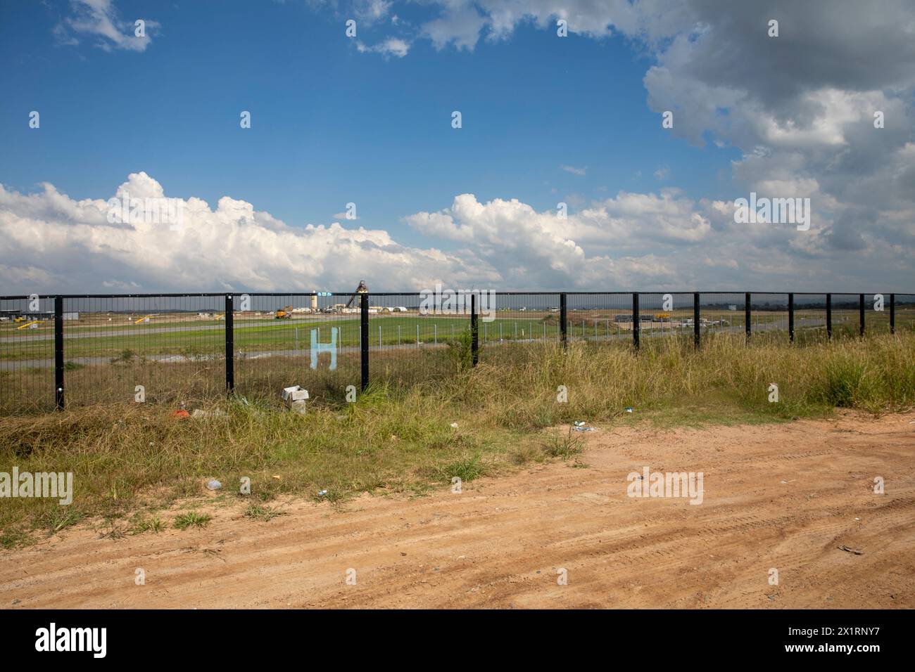 Aéroport international Western Sydney, Nancy-Bird Walton, travaux de construction en cours au-delà des clôtures périphériques, ouverture prévue en 2026, Sydney Banque D'Images