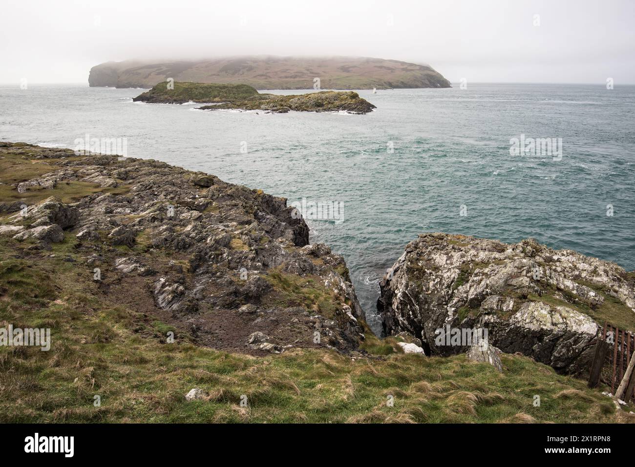 Paysage spectaculaire sur la pointe sud de l'île de ma,n avec des phoques et des oiseaux marins nicheurs, au large de l'île principale par le tronçon d'eau de Calf Sound. Banque D'Images