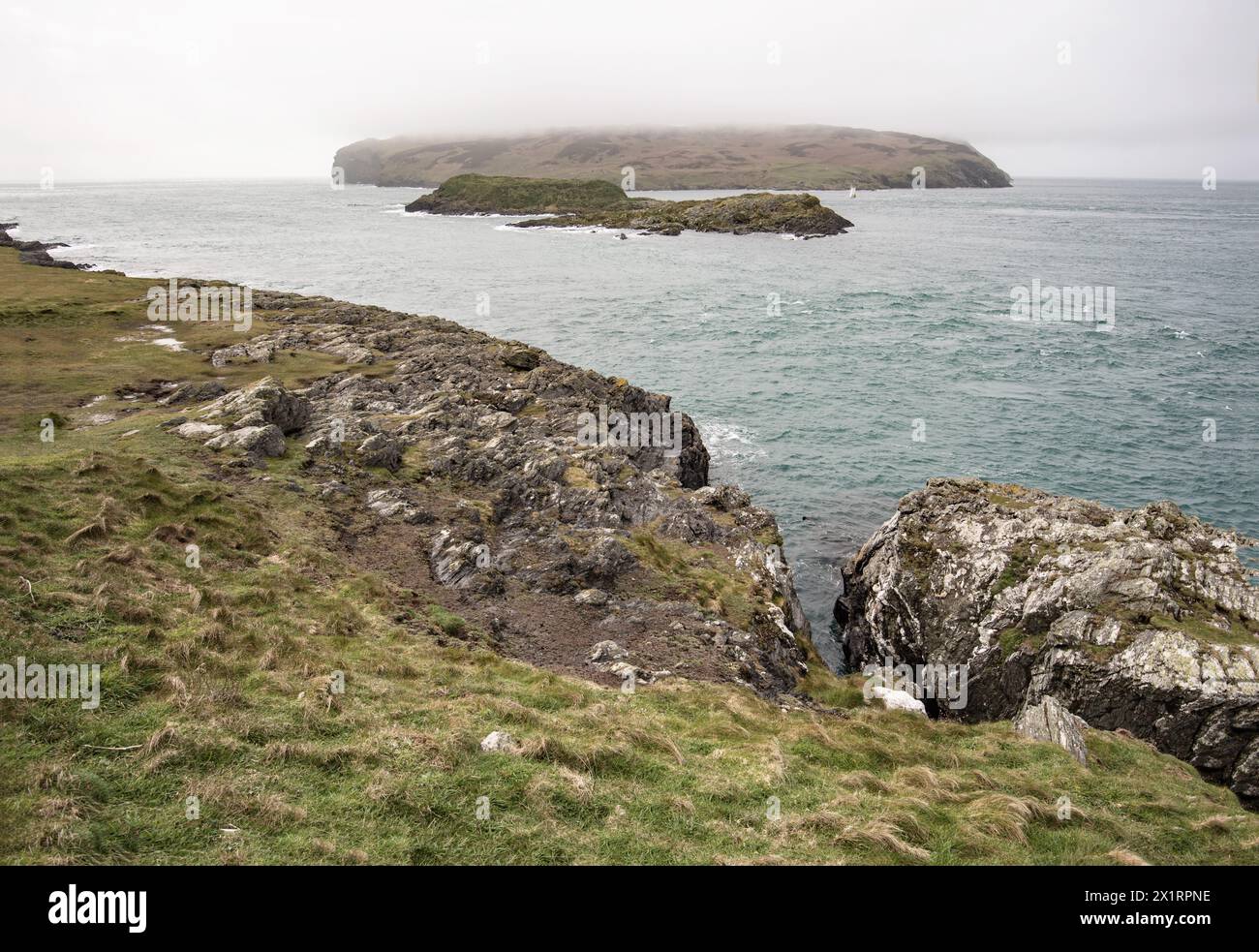 Paysage spectaculaire sur la pointe sud de l'île de ma,n avec des phoques et des oiseaux marins nicheurs, au large de l'île principale par le tronçon d'eau de Calf Sound. Banque D'Images