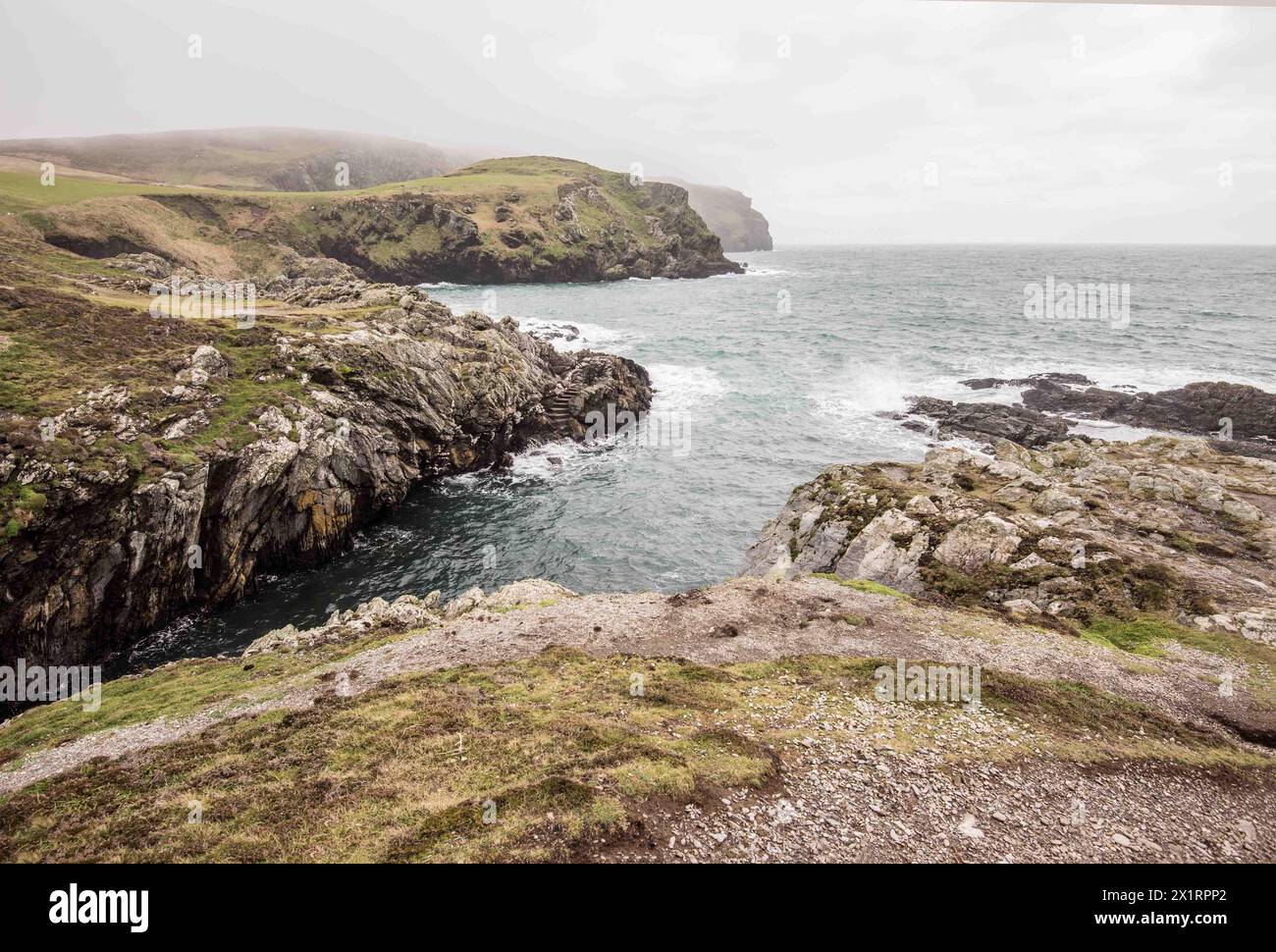 Paysage spectaculaire sur la pointe sud de l'île de ma,n avec des phoques et des oiseaux marins nicheurs, au large de l'île principale par le tronçon d'eau de Calf Sound. Banque D'Images