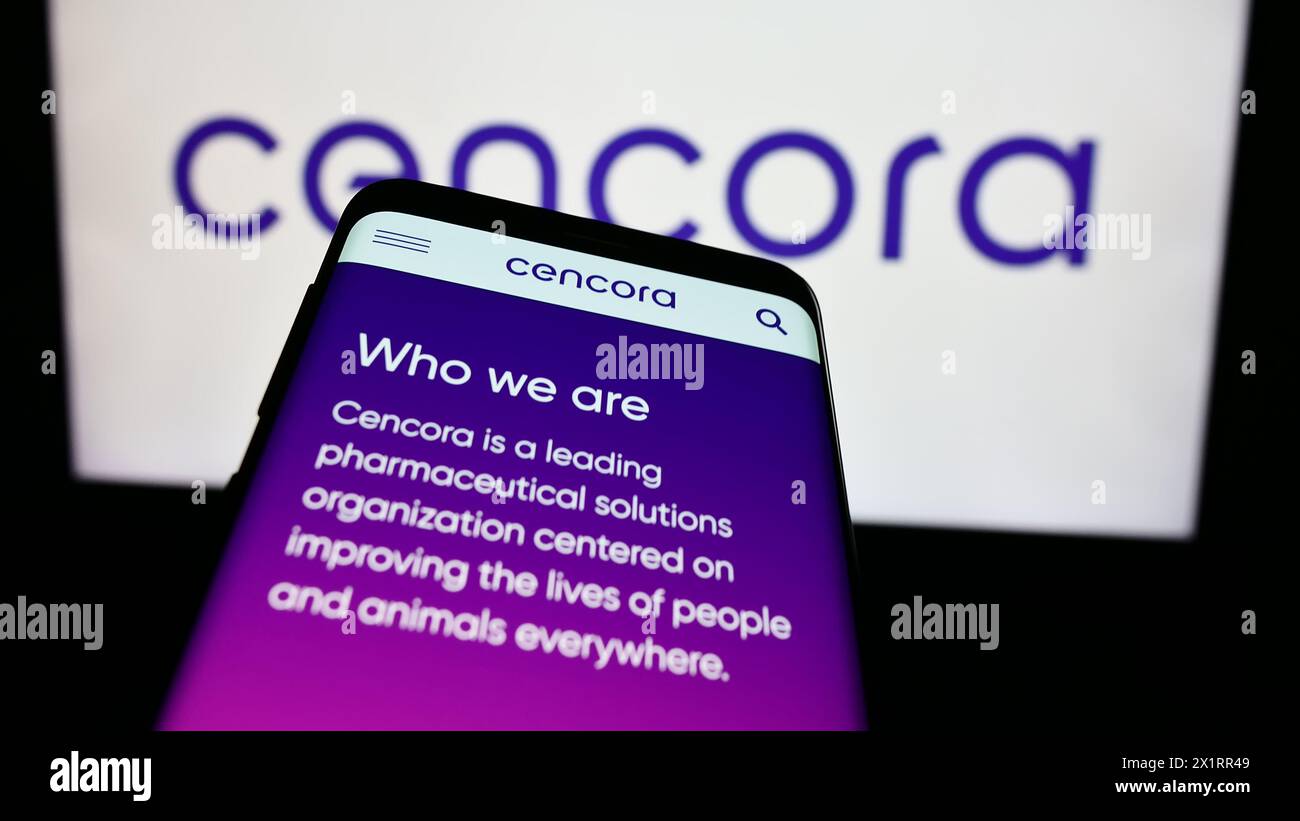 Téléphone portable avec le site Web de la société américaine de vente en gros de médicaments Cencora Inc. devant le logo de l'entreprise. Concentrez-vous sur le coin supérieur gauche de l'écran du téléphone. Banque D'Images