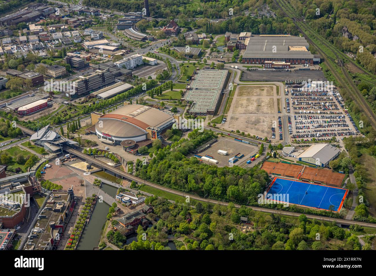 Luftbild, Westfield Centro Einkaufszentrum mit Rudolf Weber Arena Veranstaltungsstätte, Parkplatz Gasometer, Borbeck, Oberhausen, Ruhrgebiet, Nordrhein-Westfalen, Deutschland ACHTUNGxMINDESTHONORARx60xEURO *** vue aérienne, Westfield Centro centre commercial avec Rudolf Weber Arena lieu de l'événement, parking gazomètre, Borbeck, Oberhausen, Ruhr, Rhénanie du Nord-Westphalie, Allemagne ATTENTIONxMINDESTHONORARx60xEURO Banque D'Images